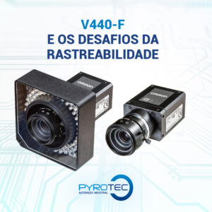 A rastreabilidade é um dos pilares fundamentais na indústria moderna, especialmente em setores onde a precisão e o controle são cruciais para a qualidade e segurança dos produtos. Nesse cenário, o V440-F surge como uma ferramenta inovadora e poderosa, oferecendo soluções robustas para os desafios enfrentados na leitura de códigos e no monitoramento de produtos ao longo da cadeia produtiva. Neste post, vamos explorar em detalhes o que é o V440-F, suas vantagens, e como ele está revolucionando a rastreabilidade em setores como alimentos e bebidas, ciências biológicas e embalagens. O Que é o V440-F? O V440-F é um leitor de códigos de barras de última geração, desenvolvido para atender às demandas crescentes por precisão e eficiência na rastreabilidade industrial. Equipado com tecnologias avançadas de leitura óptica e processamento de imagem, o V440-F é capaz de ler uma ampla gama de códigos, desde os tradicionais códigos de barras lineares até códigos 2D complexos, como o QR Code e o Data Matrix. Sua versatilidade e capacidade de leitura em alta velocidade fazem dele uma escolha ideal para ambientes industriais dinâmicos, onde a precisão e a rapidez são essenciais para garantir a integridade e a qualidade dos produtos. Vantagens do V440-F O V440-F se destaca por uma série de vantagens que o tornam uma ferramenta indispensável para a rastreabilidade em diversos setores industriais. A seguir, abordaremos alguns dos principais benefícios oferecidos por este dispositivo: 1. Alta Precisão e Confiabilidade: O V440-F utiliza sensores de imagem de alta resolução que garantem a leitura precisa de códigos, mesmo em condições desafiadoras, como superfícies reflexivas ou códigos parcialmente danificados. Isso assegura que cada produto seja rastreado com precisão ao longo da cadeia produtiva. 2. Velocidade de Leitura: Equipado com processadores rápidos, o V440-F é capaz de capturar e decodificar códigos em frações de segundo, aumentando a eficiência das linhas de produção e reduzindo o tempo de inatividade. 3. Versatilidade: Este leitor é compatível com uma ampla gama de códigos, incluindo 1D e 2D, o que o torna ideal para diversas aplicações industriais. Ele pode ser facilmente integrado a sistemas de automação, proporcionando uma solução completa de rastreabilidade. 4. Fácil Integração: O V440-F foi projetado para ser facilmente integrado a sistemas existentes, com suporte para vários protocolos de comunicação industrial, como Ethernet/IP, Profinet e Modbus TCP. Isso facilita sua implementação em linhas de produção já estabelecidas. 5. Durabilidade e Robustez: Construído para resistir a ambientes industriais agressivos, o V440-F possui uma carcaça robusta que protege seus componentes internos contra poeira, umidade e impactos. Isso garante uma longa vida útil do equipamento, mesmo em condições adversas. Rastreabilidade e Leitura de Códigos nos Setores Industriais A rastreabilidade é um processo crítico em diversos setores industriais, garantindo que cada produto possa ser monitorado desde sua origem até o consumidor final. A seguir, exploraremos como o V440-F está sendo utilizado em diferentes indústrias para melhorar a rastreabilidade e garantir a qualidade dos produtos. 1. Setor de Alimentos e Bebidas No setor de alimentos e bebidas, a rastreabilidade é fundamental para garantir a segurança e a conformidade dos produtos com as regulamentações. O V440-F desempenha um papel crucial ao permitir a leitura precisa de códigos em embalagens, garantindo que cada lote de produtos possa ser rastreado desde a produção até a distribuição. Por exemplo, em uma linha de produção de bebidas, o V440-F pode ser usado para verificar os códigos nas garrafas e latas, garantindo que cada unidade seja etiquetada corretamente e que todas as informações, como data de fabricação e lote, sejam precisas. Isso não só ajuda a garantir a segurança alimentar, mas também facilita a gestão de recalls, caso seja necessário. 2. Setor de Ciências Biológicas Na área de ciências biológicas, onde a precisão e o controle são vitais, o V440-F se destaca ao proporcionar uma solução confiável para a leitura de códigos em amostras e produtos farmacêuticos. A rastreabilidade aqui é essencial para garantir que todos os produtos, desde medicamentos até dispositivos médicos, sejam monitorados em todas as etapas do processo de fabricação e distribuição. Por exemplo, o V440-F pode ser utilizado para ler códigos em ampolas de medicamentos, garantindo que cada lote seja rastreado com precisão, desde a produção até a entrega ao paciente. Isso ajuda a prevenir erros de medicação e a garantir que todos os produtos atendam aos mais altos padrões de qualidade. 3. Setor de Embalagens A rastreabilidade no setor de embalagens é crucial para garantir que todos os produtos sejam embalados e distribuídos corretamente. O V440-F é uma ferramenta poderosa nesse contexto, oferecendo uma solução eficiente para a leitura de códigos em embalagens de todos os tipos e tamanhos. Em uma linha de produção de embalagens, o V440-F pode ser usado para verificar os códigos em caixas, sacos e outros tipos de embalagens, assegurando que cada uma esteja devidamente identificada e pronta para distribuição. Isso ajuda a evitar erros de embalagem e a garantir que os produtos cheguem ao consumidor final em perfeitas condições. Rastreabilidade de Equipamentos de Montagem A rastreabilidade em equipamentos de montagem é outro desafio enfrentado pela indústria, especialmente em setores como o automotivo e de eletrônicos. O V440-F oferece uma solução eficaz para a leitura de códigos em componentes e peças durante o processo de montagem, garantindo que cada parte seja rastreada com precisão. Por exemplo, em uma linha de montagem de automóveis, o V440-F pode ser utilizado para ler os códigos em peças e componentes, assegurando que cada um esteja no lugar certo e que o veículo final atenda a todas as especificações de qualidade. Isso não só melhora a eficiência do processo de montagem, mas também reduz o risco de falhas e retrabalhos. Conclusão O V440-F é uma ferramenta essencial para os desafios de rastreabilidade enfrentados pela indústria moderna. Sua precisão, velocidade e versatilidade o tornam ideal para uma ampla gama de aplicações, desde alimentos e bebidas até ciências biológicas e embalagens. Além disso, sua robustez e fácil integração garantem que ele possa ser implementado em praticamente qualquer ambiente industrial, proporcionando uma solução completa para a rastreabilidade. Se você é um profissional da indústria, investir em um sistema de rastreabilidade eficiente como o V440-F pode fazer toda a diferença na qualidade e na segurança dos seus produtos. Com o V440-F, você estará um passo à frente na garantia de que cada produto seja monitorado com precisão ao longo de toda a cadeia produtiva, assegurando a conformidade com as regulamentações e a satisfação dos clientes. Continue acompanhando nosso blog para mais informações sobre como o V440-F e outras tecnologias avançadas estão transformando a indústria e ajudando empresas a superar os desafios da rastreabilidade.